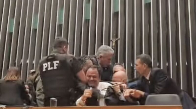 Glauber Braga é retirado à força após ocupar mesa da Câmara