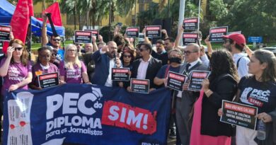 Jornalistas fazem ato contra censura e agressões na Câmara