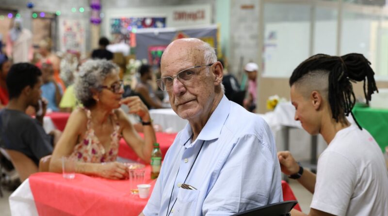 Júlio Lancelotti promove almoço de natal para moradores de rua em SP