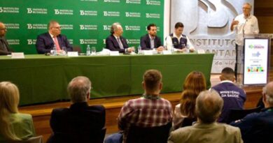 Ministro assina contrato para compra de vacina da dengue do Butantan