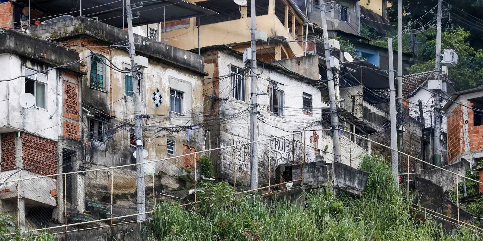 Quase 20% da população de favelas vivem em vias onde não passam carros
