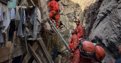 Resgatadas 17 pessoas de casarão que desabou no Rio