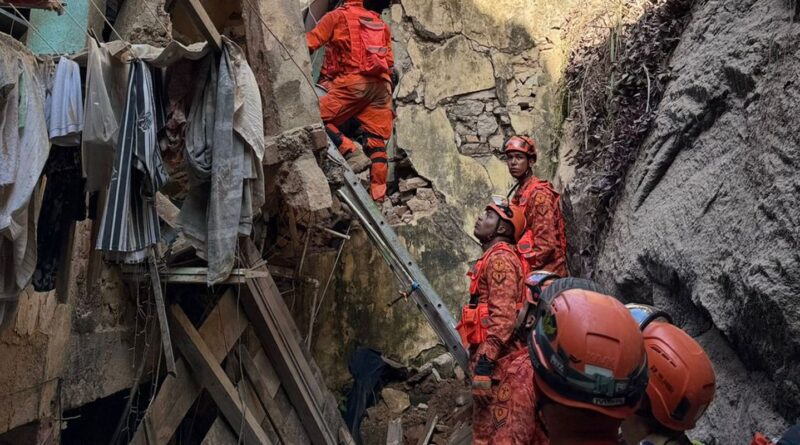 Resgatadas 17 pessoas de casarão que desabou no Rio