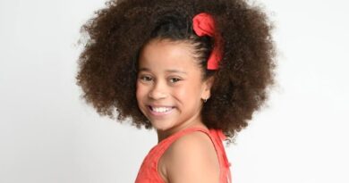 Sabrina Souza conquista o troféu por atuação na série “Mundo da Lua”