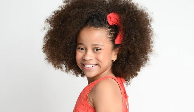 Sabrina Souza conquista o troféu por atuação na série “Mundo da Lua”