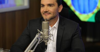 União Brasil decide expulsar ministro Celso Sabino da legenda