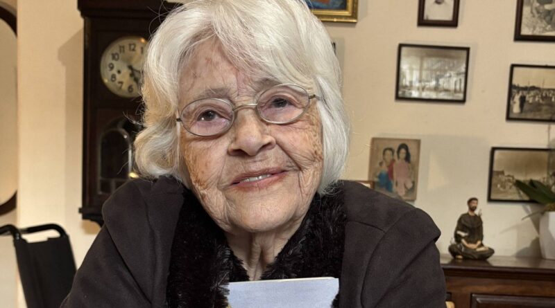 Após queda e fraturas, escritora Adélia Prado tem melhora de saúde