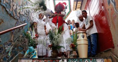 Baianas lavam escadaria em Copacabana em homenagem a Oxóssi