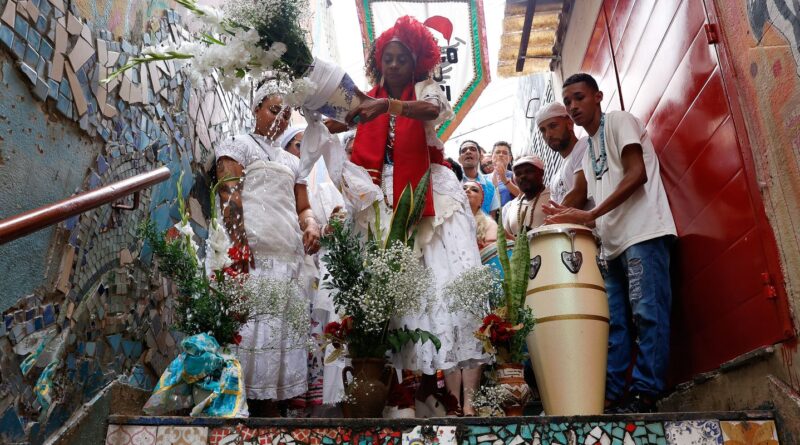 Baianas lavam escadaria em Copacabana em homenagem a Oxóssi