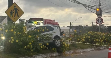 Carro bate em poste e motorista morre durante a madrugada em São Mateus