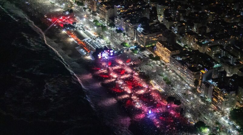 Comlurb recolhe 1,2 toneladas de lixo das praias do Rio no réveillon