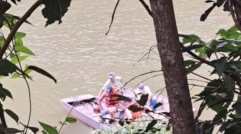 Corpo é encontrado enrolado em pano e preso a pneu em represa de Santa Maria de Jetibá