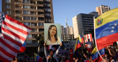 Descartada por Trump, Corina ataca Delcy e promete voltar à Venezuela