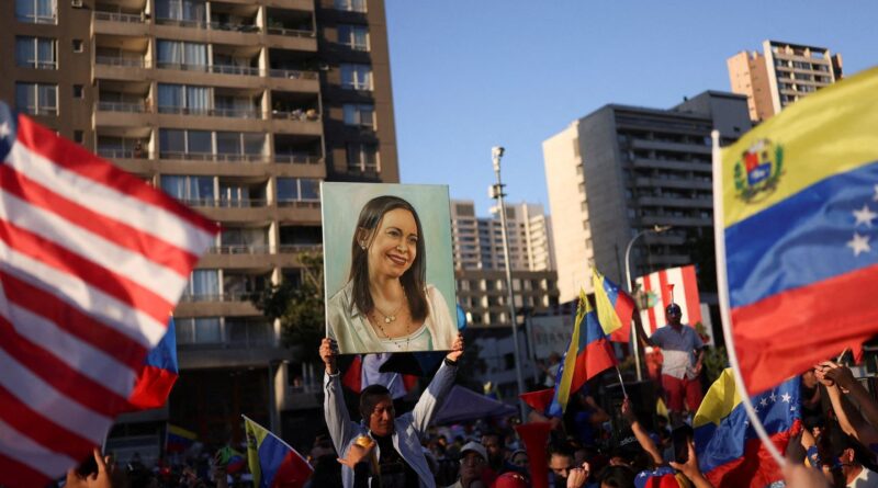 Descartada por Trump, Corina ataca Delcy e promete voltar à Venezuela