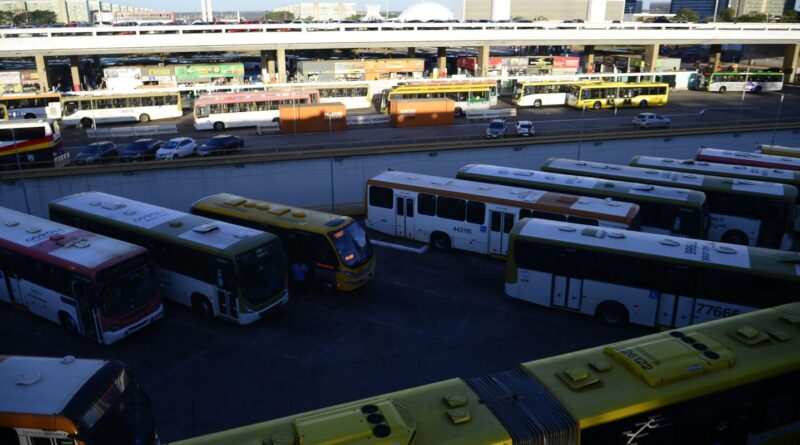 Dezenas de ônibus de uma mesma empresa urbana são apedrejados no DF