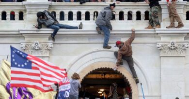 EUA lançam site onde reescrevem versão da invasão ao Capitólio