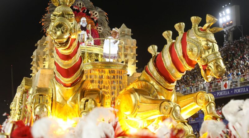 Enredos das escolas de samba contam a história não oficial