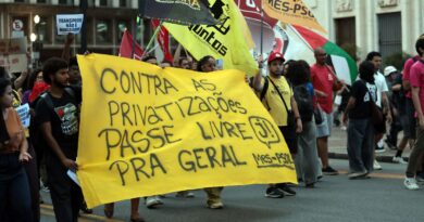 Estudantes protestam contra aumento da tarifa de ônibus em São Paulo