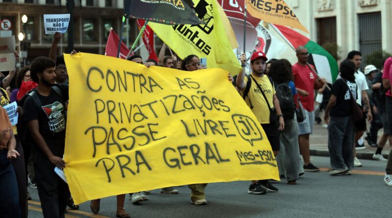 Estudantes protestam contra aumento da tarifa de ônibus em São Paulo