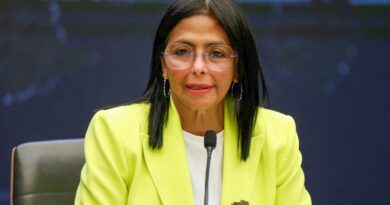 Forças Armadas da Venezuela reconhecem vice como presidente interina