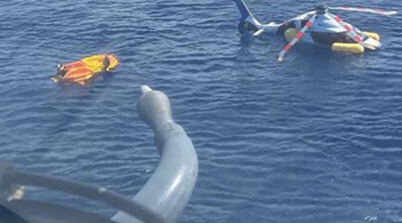 Helicóptero faz pouso forçado no mar em Cabo Frio