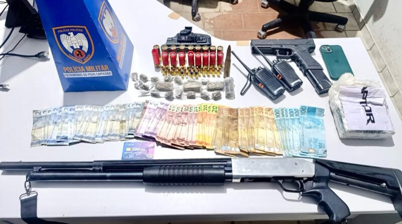 Homem incita cão rottweiler contra PMs e acaba preso com armas e drogas em Jaguaré