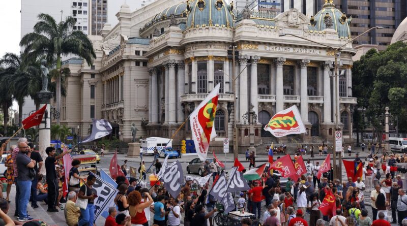 Manifestação no Rio lembra 8 de janeiro e rejeita anistia a golpistas