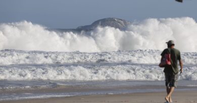 RJ: praias seguem com ressaca e banhistas devem evitar entrar no mar