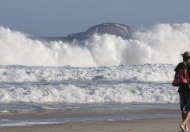 RJ: praias seguem com ressaca e banhistas devem evitar entrar no mar