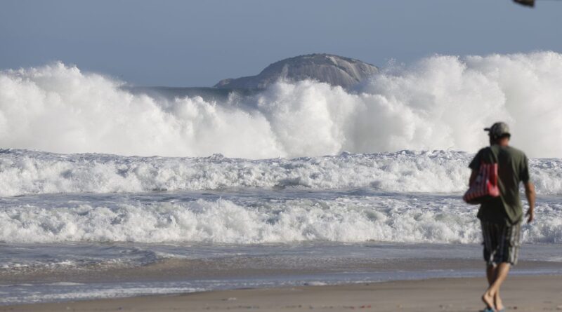 RJ: praias seguem com ressaca e banhistas devem evitar entrar no mar