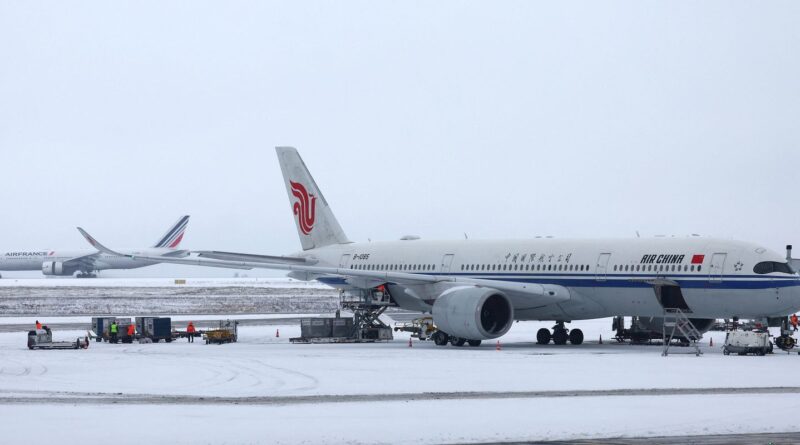 Tempestade Goretti: nevascas cancelam centenas de voos na Europa