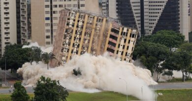 Tradicional hotel de luxo é implodido no centro de Brasília
