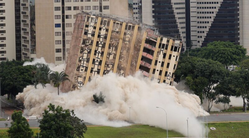 Tradicional hotel de luxo é implodido no centro de Brasília