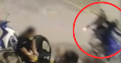 Vídeo mostra dupla em moto atirando pelas costas de rapaz no Centro de São Gabriel da Palha