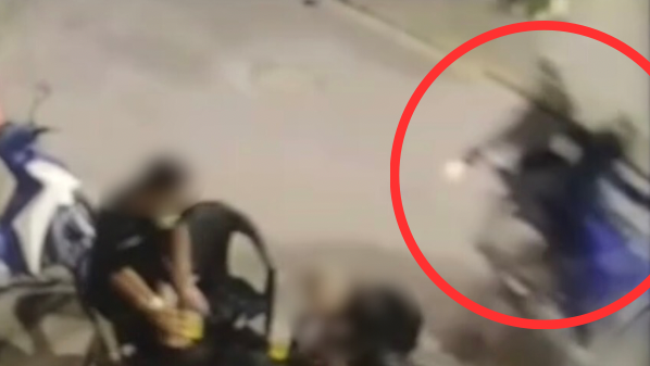 Vídeo mostra dupla em moto atirando pelas costas de rapaz no Centro de São Gabriel da Palha