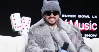 Bad Bunny, vencedor do Grammy e crítico de Trump, canta no Super Bowl