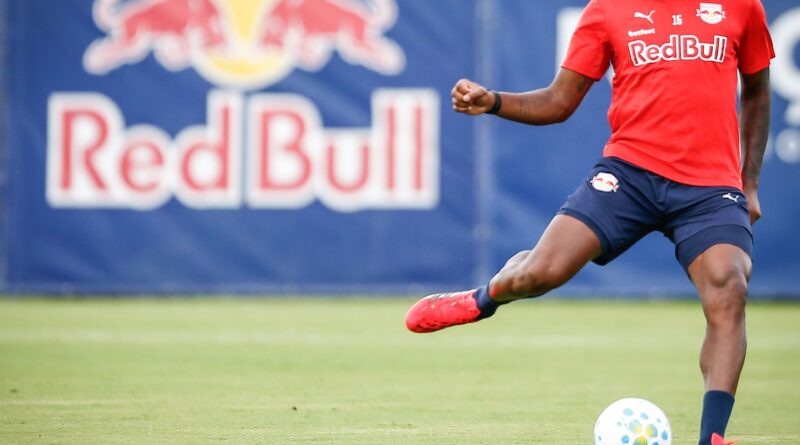 Bragantino multa zagueiro por fala machista contra árbitra