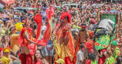 Calango Careta ocupa Brasília com alegorias, orquestra e arte circense