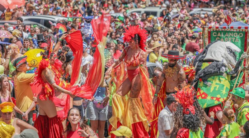 Calango Careta ocupa Brasília com alegorias, orquestra e arte circense