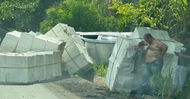 Carga de caminhão cai em curva, provoca acidente e carro capota na ES 446 em Colatina