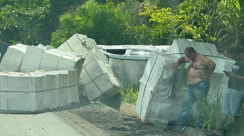 Carga de caminhão cai em curva, provoca acidente e carro capota na ES 446 em Colatina