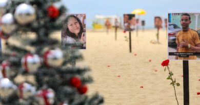 "Carinhoso, sorridente, feliz", diz mãe sobre filho morto por PMs