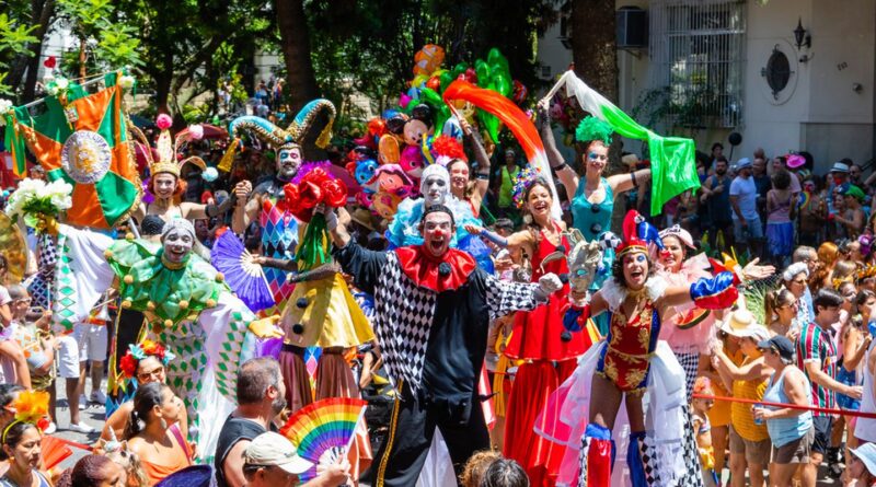 Carnaval 2026: Rio terá desfile de 56 blocos neste domingo; confira