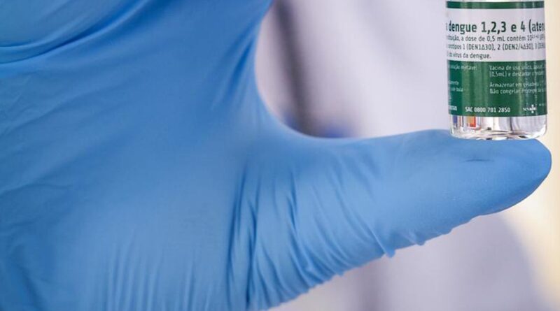 Começa vacinação de 1,2 milhão de profissionais de saúde contra dengue