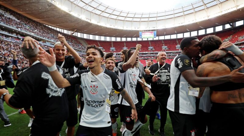 Corinthians vence Flamengo e é bicampeão da Supercopa Rei