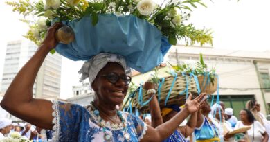 Devotos presenteiam Iemanjá em série de homenagens no Rio de Janeiro