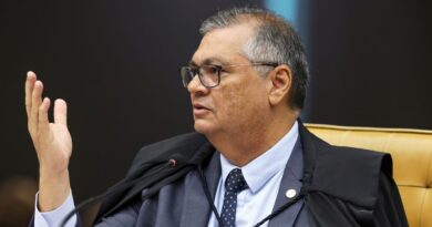 Dino vota por afastar Lei da Anistia para crimes permanentes