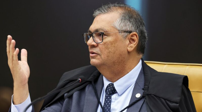 Dino vota por afastar Lei da Anistia para crimes permanentes