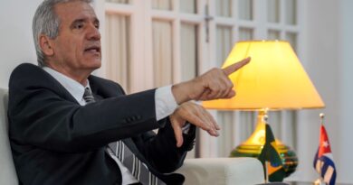Embaixador de Cuba chama de genocídio medidas de Trump sobre petróleo