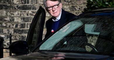 Ex-embaixador britânico é preso após revelações relacionadas a Epstein